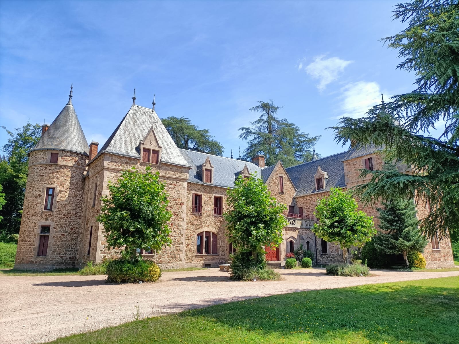 Chateau de Bussolles- chateau zomer